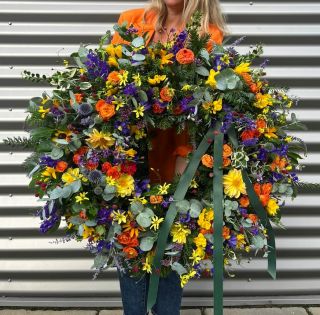 ZVESELA💛💙🧡❤️💚 Tohle rozloučení mělo být oslavou života. A myslím, že léto a jeho barvy jsou k oslavě jako stvořené🌻🌸🌺...