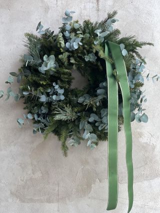 V JEDNODUCHOSTI JE KRÁSA 💚 Naše milovaná zelená. Toužíme pro vás tvořit květiny, které v sobě nesou vzpomínky, doprovodí...