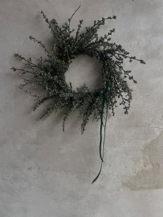 COLD GREEN 🩶 Jeden z odstínů zelené (naší nejmilovanější), která navozuje přímo tajemnou atmosféru. #smutecnivence...